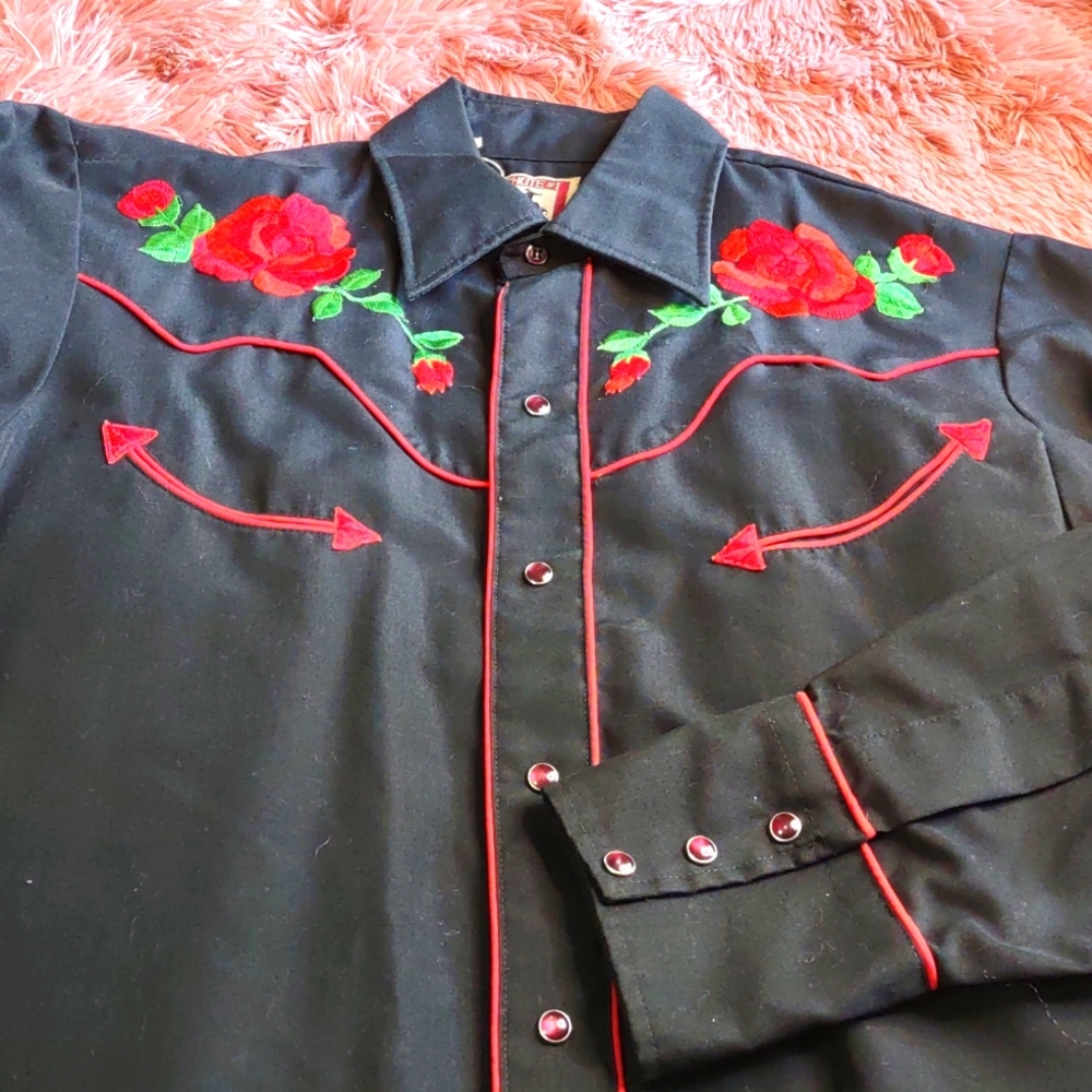 Vintage western pearl snap shirt with roses